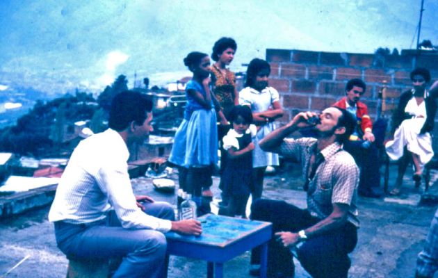 La terraza como soporte de actividades de recreo, barrio Popular
CEHAP
PEVAL 1985
Palabras clave: ESPACIOS COLECTIVOS
