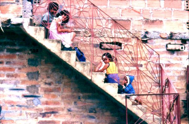 Niños, barrio Popular, Medellin
CEHAP
PEVAL 1985
Palabras clave: ESPACIOS COLECTIVOS