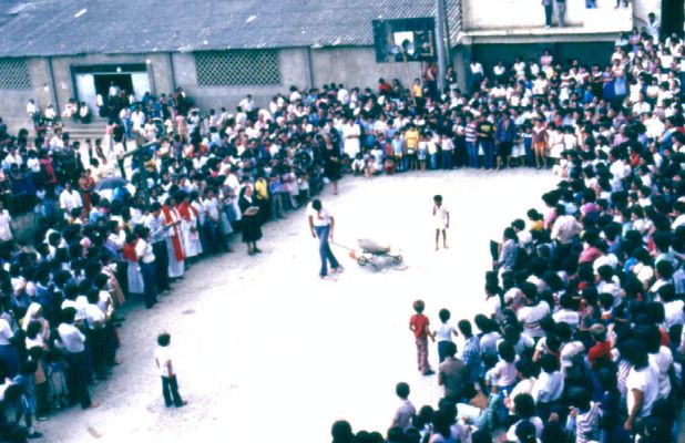 Espacio publico comunitario, barrio Popular, Medellin
CEHAP
PEVAL 1985
Palabras clave: ESPACIOS COLECTIVOS