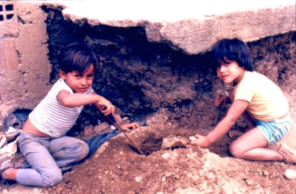 El niño y los juegos de doble filo, barrio Popular, Medellin
CEHAP
PEVAL 1985
Palabras clave: ESPACIOS COLECTIVOS