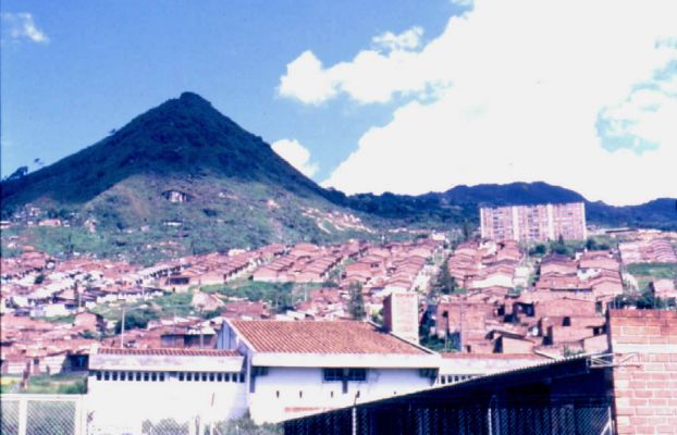 Vista general del barrio Doce de Octubre, el Picacho como marca
CEHAP
PEVAL 1985
Palabras clave: BARRIOS