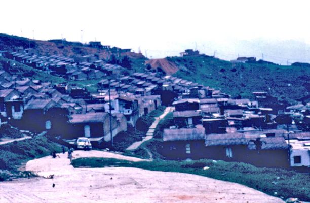 Panoramica del barrio Doce de Octubre, Medellin
CEHAP
PEVAL 1985
Palabras clave: BARRIOS