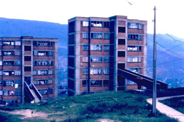 Los edificios en el barrio Doce de Octubre
CEHAP
PEVAL 1985
Palabras clave: BARRIOS VIVIENDA EN ALTURA