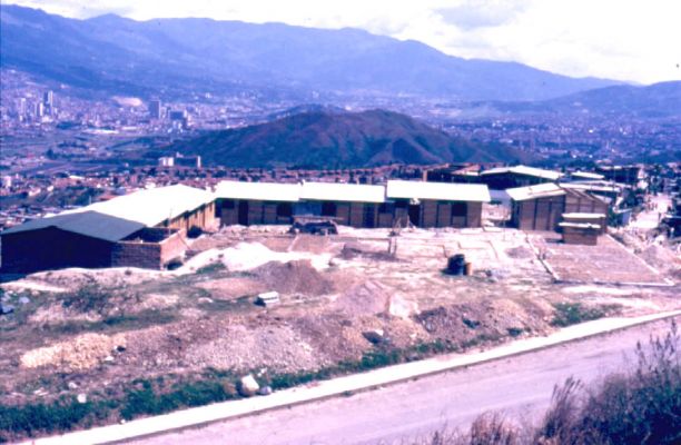 Las casas prefabricadas en el barrio Doce de Octubre, 1985
CEHAP
PEVAL 1985
Palabras clave: BARRIOS MEDELLIN