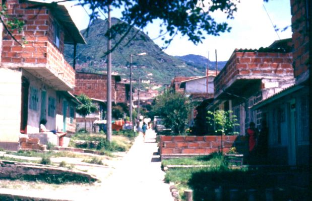 Senderos peatonales, barrio Doce de Octubre, Medellin
CEHAP
PEVAL 1985
Palabras clave: CIRCULACION