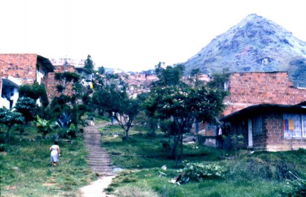 Senderos peatonales, barrio Doce de Octubre, Medellin
CEHAP
PEVAL 1985
Palabras clave: CIRCULACION