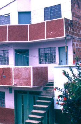 Acceso independiente por medio de escaleras exteriores, barrio Doce de Octubre
CEHAP
PEVAL 1985
Palabras clave: ACCESOS