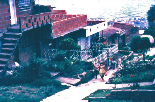 La concepción del jardín y los cerramientos, barrio Doce de Octubre, Medellin
CEHAP
PEVAL 1985
Palabras clave: BARRIOS