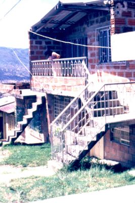 Acceso independiente por medio de escaleras exteriores, barrio Doce de Octubre, Medelllin
CEHAP
PEVAL 1985
Palabras clave: ACCESOS
