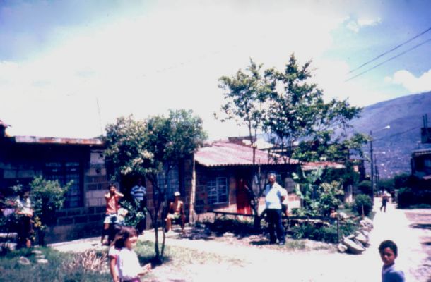 Apropiacion de los espacios, barrio Doce de Octubre, Medellin
CEHAP
PEVAL 1985
Palabras clave: ESPACIOS COLECTIVOS DOCE DE OCTUBRE