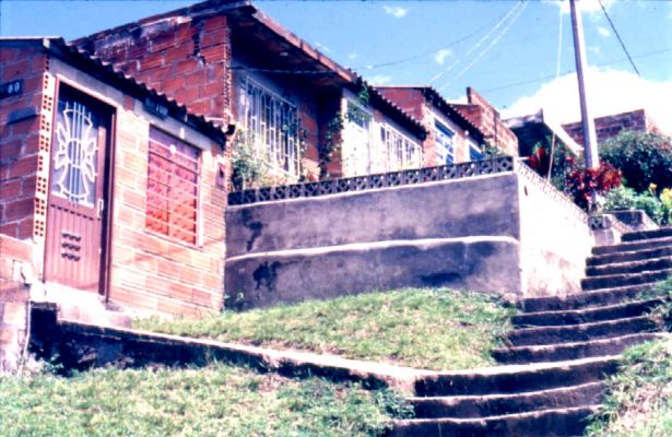 Los muros de cerramiento o el señalamiento de la propiedad, barrio Doce de Octubre, Medellin
CEHAP
PEVAL 1985
Palabras clave: CERRAMIENTOS