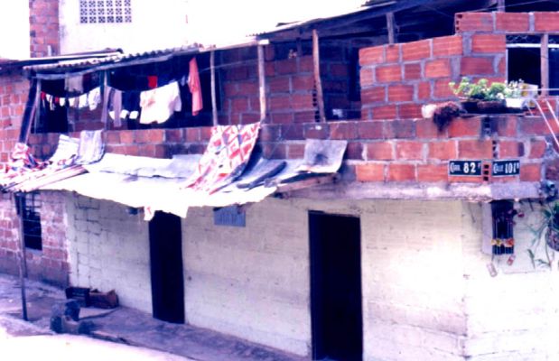 La ropa colgada en la fachada como un acto cultural, barrio Doce de Octubre
CEHAP
PEVAL 1985
Palabras clave: ESPACIOS DE REPRESENTACION