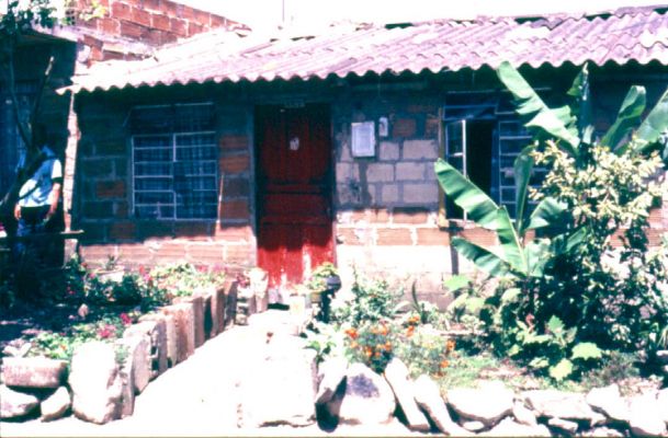 La concepción del jardin y la fachada, barrio Doce de Octubre, Medellin
CEHAP
PEVAL 1985
Palabras clave: ESPACIOS DE REPRESENTACION