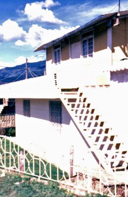 Acceso independiente por medio de escalinatas exteriores, barrio Doce de Octubre
CEHAP
PEVAL 1985
Palabras clave: ACCESOS
