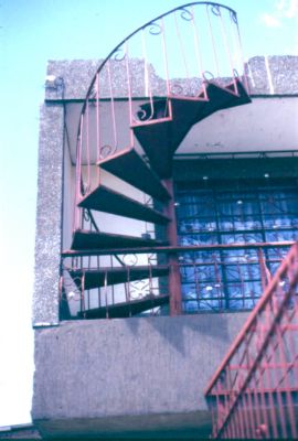 Los elementos decorativos. Una escalera de caracol, barrio Doce de Octubre, Medellin
CEHAP
PEVAL 1985
Palabras clave: ESPACIOS DE REPRESENTACION