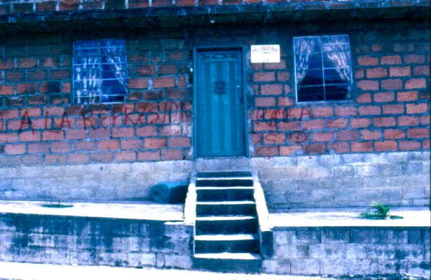 La puerta y los elementos de estructura, barrio Doce de Octubre
CEHAP
PEVAL 1985
Palabras clave: ESPACIOS DE REPRESENTACION