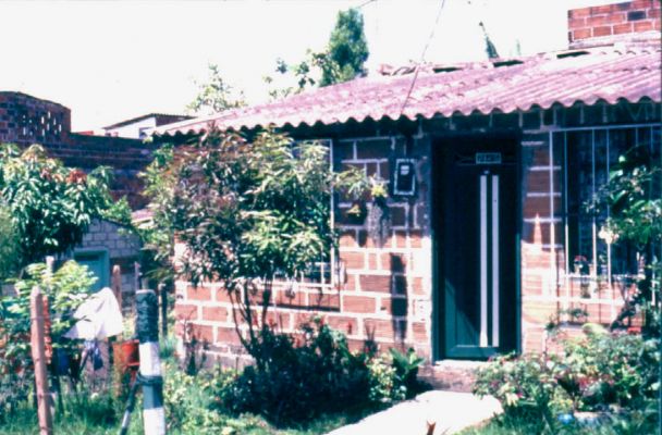 El antejardin como espacio decorativo, barrio Doce de Octubre
CEHAP
PEVAL 1985
Palabras clave: ESPACIOS DE REPRESENTACION