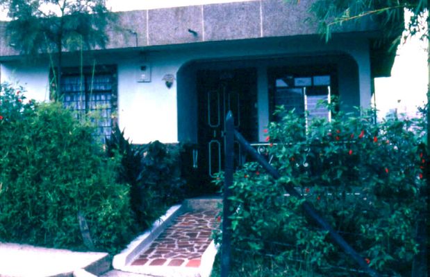 La entrada. Elemento interior-exterior, barrio Doce de Octubre, Medellin
CEHAP
PEVAL 1985
Palabras clave: FACHADA