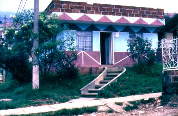 Fachada y accesos, barrio Doce de Octubre, Medellin
CEHAP
PEVAL 1985
Palabras clave: FACHADA