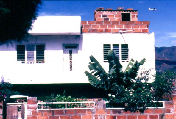 El antejardin y el cerco como filtros de acceso, barrio Doce de Octubre, Medellin
CEHAP
PEVAL 1985
Palabras clave: ACCESOS