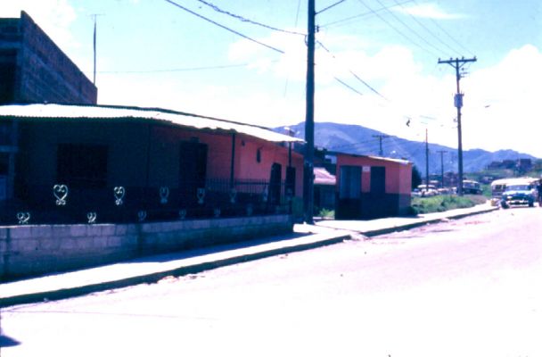 Los muros de cerramiento o el señalamiento de la propiedad, barrio Doce de Octubre, Medellin
CEHAP
PEVAL 1985
Palabras clave: CERRAMIENTOS