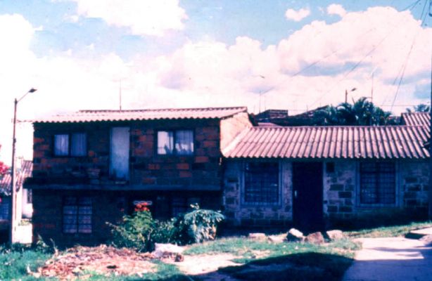 Las mangas elementos residuales sin acondicionar, barrio Doce de Octubre
CEHAP
PEVAL 1985
Palabras clave: ESPACIOS COLECTIVOS
