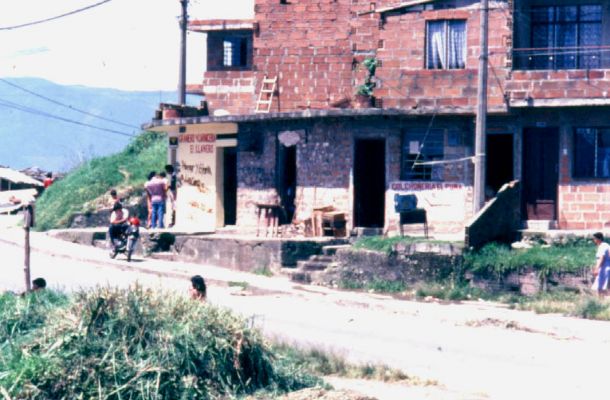 Fachadas, barrio Doce de Octubre, Medellin
CEHAP
PEVAL 1985
Palabras clave: FACHADA