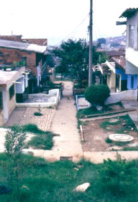 Sendero peatonal, barrio Doce de Octubre, Medellin
CEHAP
PEVAL 1985
Palabras clave: CIRCULACION