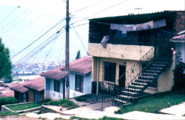 La ropa colgada en la fachada como un acto cultural, barrio Doce de Octubre, Medellin
CEHAP
PEVAL 1985
Palabras clave: ESPACIOS DE REPRESENTACION