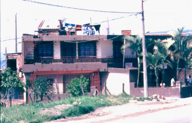 El muro y la cerca como filtros de acceso, barrio Doce de Octubre
CEHAP
PEVAL 1985
Palabras clave: ACCESOS