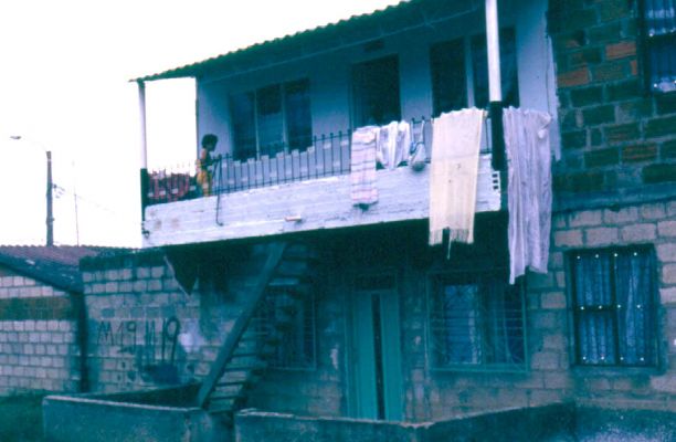 La ropa colgada en la fachada como un acto cultural, barrio Doce de Octubre, Medellin
CEHAP
PEVAL 1985
Palabras clave: ESPACIOS DE REPRESENTACION