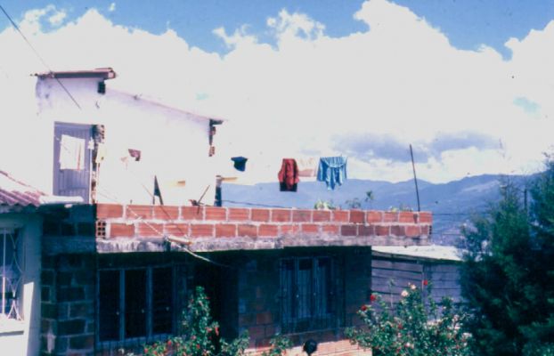 Las terrazas y sus usos, barrio Doce de Octubre, Medellin
CEHAP
PEVAL 1985
Palabras clave: ESPACIOS DE REPRESENTACION