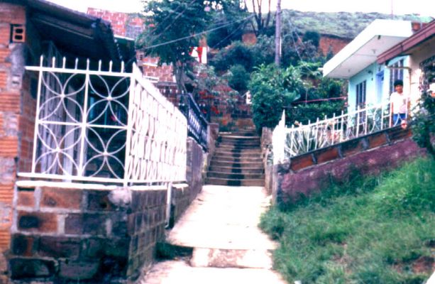 El sendero peatonal y los muros de cerramiento, barrio Doce de Octubre, Medellin
CEHAP
PEVAL 1985
Palabras clave: ESPACIOS DE REPRESENTACION