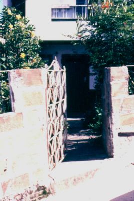 Los muros de cerramiento o el señalamiento de la propiedad, barrio Doce de Octubre, Medellin
CEHAP
PEVAL 1985
Palabras clave: CERRAMIENTOS