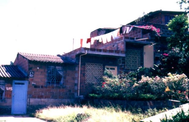 La concepción del jardin y el uso en las fachadas, barrio Doce de Octubre, Medellin
CEHAP
PEVAL 1985
Palabras clave: FACHADA