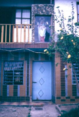 Los elementos decorativos aplicados a la fachada, barrio Doce de Octubre, Medellin
CEHAP
PEVAL 1985
Palabras clave: FACHADA
