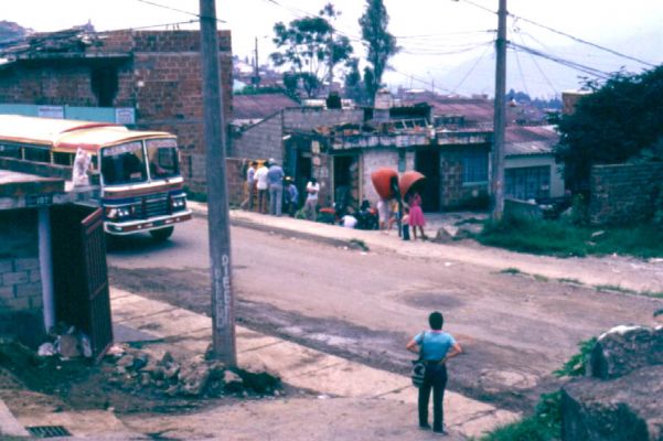 Una de las vias principales del barrio Doce de Octubre, Medellin
CEHAP
PEVAL 1985
Palabras clave: CIRCULACION
