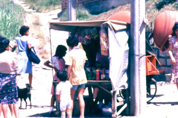 El comercio y la venta callejera, barrio Doce de Octubre, Medellin
CEHAP
PEVAL 1985
Palabras clave: ESPACIOS COLECTIVOS
