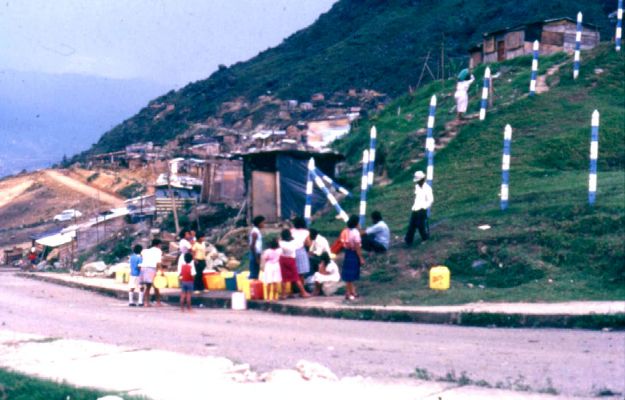La señalizacion de la vivienda y su asentamiento en el morro, barrio Doce de Octubre, Medellin
CEHAP
PEVAL 1985
Palabras clave: BARRIOS