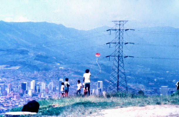 Apropiacion de los espacios, barrio Doce de Octubre, Medellin
CEHAP
PEVAL 1985
Palabras clave: ESPACIOS COLECTIVOS