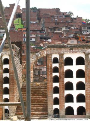 Vista de del cementerio con fondo del barrio San Lorenzo
Senia Salazar, 2008
Palabras clave: CEMENTERIOS PATRIMONIO MEDELLIN SAN LORENZO DEMOLICION