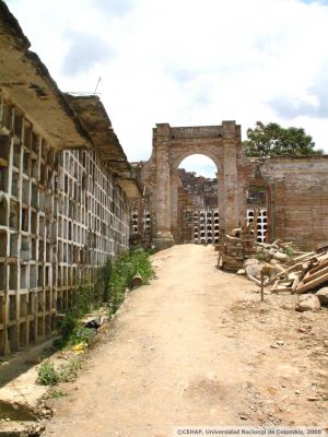 Corredor interno sin pavimento y escombros del Cementerio San Lorenzo
Senia Salazar, 2008
Palabras clave: CEMENTERIOS PATRIMONIO MEDELLIN SAN LORENZO DEMOLICION