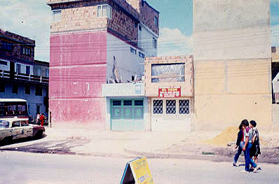 Fachada de vivienda en altura, Ciudad Bachue
CEHAP
Tova Solo 1983
Palabras clave: VIVIENDA EN ALTURA