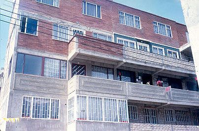 Fachada de vivienda multifamiliar de cinco pisos, Ciudad Bachue
CEHAP
Tova Solo 1983
Palabras clave: VIVIENDA EN ALTURA