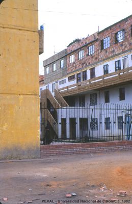 Detalle de cerramientos y acceso a las viviendas en altura del Proyecto Ciudad Bachue
Palabras clave: Ciudad Bachue Vivienda progresiva