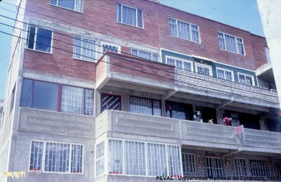 Fachadas de viviendas del Proyecto Ciudad Bachue en Bogota
PEVAL, Tova Solo, 1983
Palabras clave: Vivienda en altura ICT Bogota