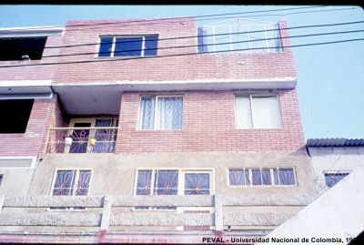 Fachada de vivienda multifamiliar de cinco pisos del Proyecto de Vivienda Ciudad Bachue en Bogota 
PEVAL, Tova Solo, 1983
Palabras clave: Vivienda ICT Bogota