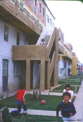 Accesos y espacio publico de las viviendas terminadas del proyecto de vivienda Ciudad Bachue en Bogota
PEVAL, Tova Solo, 1983
Palabras clave: Vivienda ICT Bogota