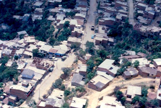 Vista aerea de asentamientos Comuna Nororiental de Medellin en 1988
PEVAL 1988
Palabras clave: COMUNA NORORIENTAL