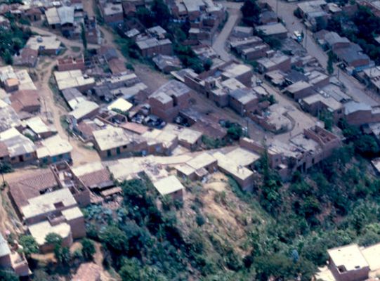 Vista aerea de asentamientos Comuna Nororiental de Medellin en 1988
PEVAL 1988
Palabras clave: COMUNA NORORIENTAL